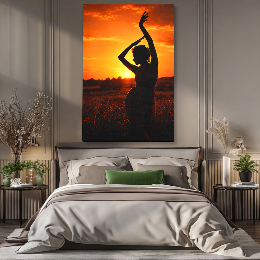 Tablou canvas cu silhouette feminina intr-un camp la apus, pe perete intr-un dormitor
